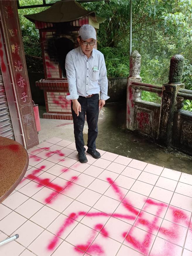 土地公廟地上被噴有鬼王、拜鬼等字眼，怵目驚心。（邱立雅攝）