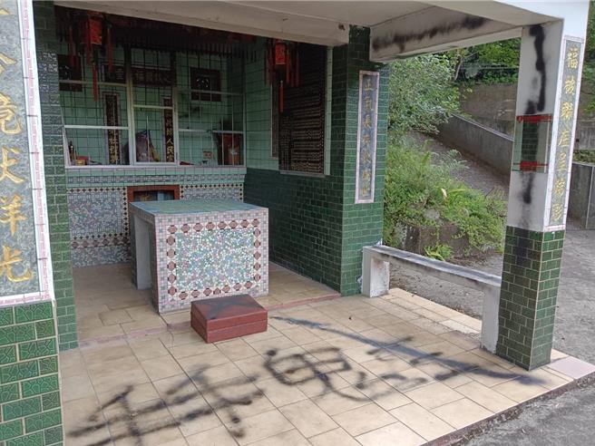土地公廟地上遭噴漆，神像也遭破壞。（邱立雅攝）