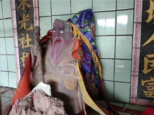 土地公神像遭削頭，地方民眾氣憤不已。（邱立雅攝）