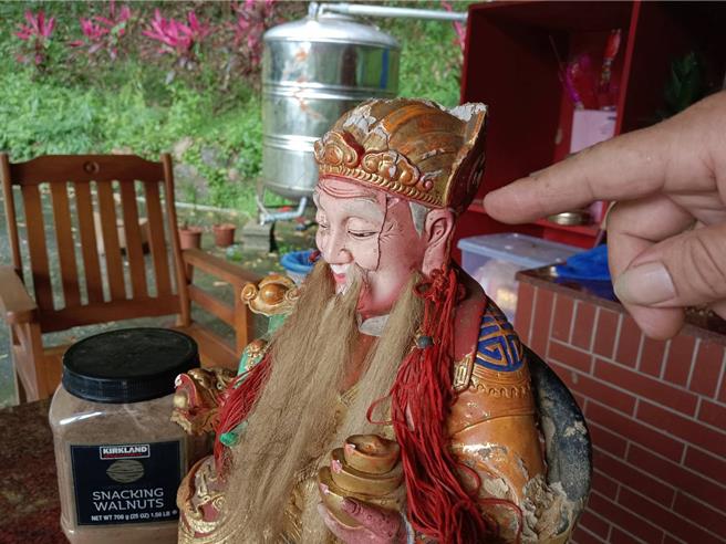 土地公神像頭部遭破壞，民眾簡單修復後，暫時移出神座思考如何解決遭破壞問題。（邱立雅攝）