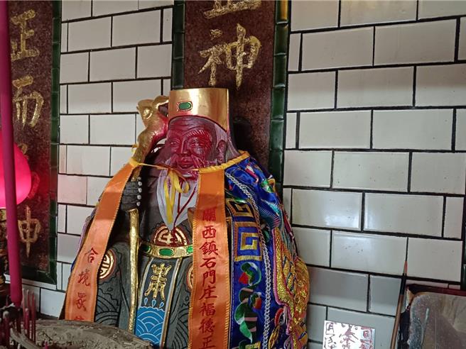 新富里土地公則是面部被噴紅漆。（邱立雅攝）