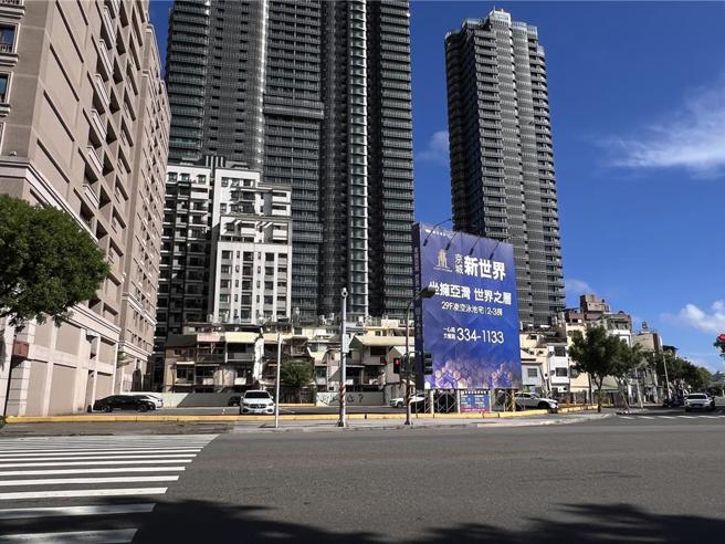 高雄市五福二路与英雄路三角窗土地，10日由润隆建设以每坪297万元向京城建设购得。图／顏瑞田