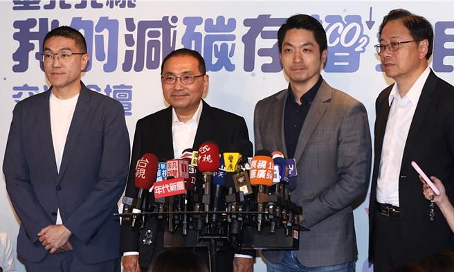 基隆市長謝國樑（左起）、新北市長侯友宜、台北市長蔣萬安及桃園市長張善政，4人於11日上午一同出席論壇活動，並於會前接受媒體訪問。（丁上程攝）