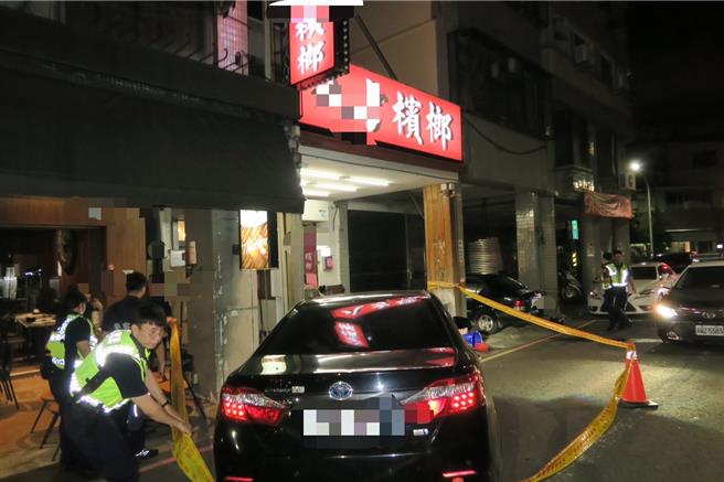 高雄市新興區一間檳榔攤11日凌晨1時許遭到一台黑色車輛撞擊。（高市新興分局提供／楊舒婷高雄傳真）