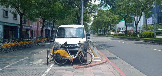 微笑單車公司維修車輛違規停放於人行道上，並用YouBike圍繞車輛，疑似遮住車牌以規避檢舉。（台北市議員鍾佩玲辦公室提供／劉彥宜台北傳真）