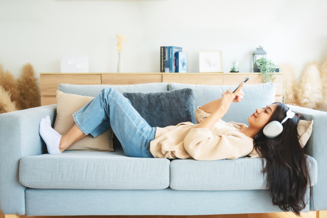 房價很高，許多年輕人寧願「我就廢」，有老家就繼承，也不想背40年房貸。（示意圖/達志影像/shutterstock）