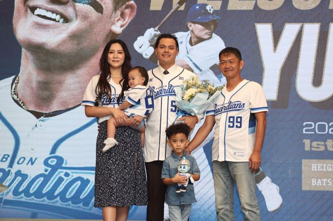 張育成正式加盟富邦悍將，披上99號戰袍。（圖／杜宜諳攝）