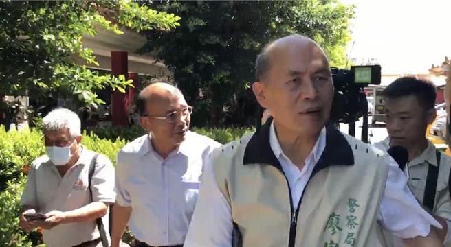 台南市警察局长廖宗山(右)今天到林士杰灵堂捻香致意。(曹婷婷摄)