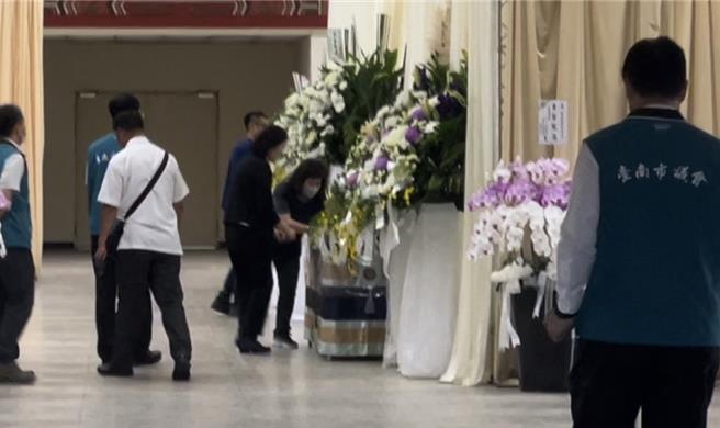 议长邱莉莉(中间黑衣者)上午到林士杰灵堂捻香。(曹婷婷摄)