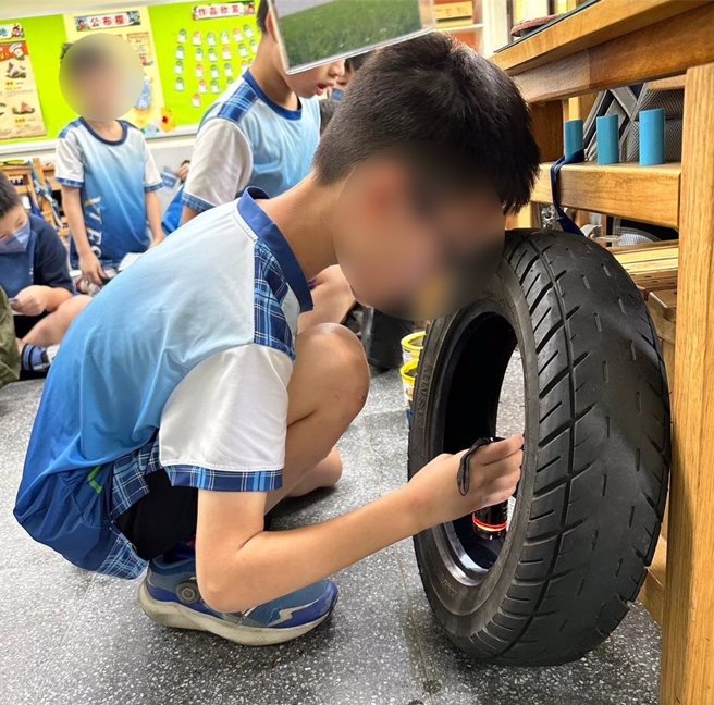 新北市环保局今年与辖内6所国小合作，推动「小小防蚊战士」登革热防治培训课程，图为学童观察容易积水的轮胎。（新北市环保局提供）