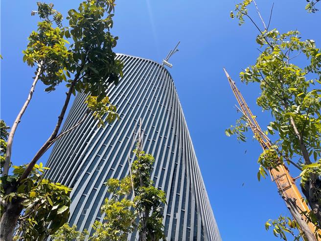 安装洗窗机如「哆啦A梦帮旅运中心装上竹蜻蜓！」。（高雄港务分公司提供／洪靖宜高雄传真）