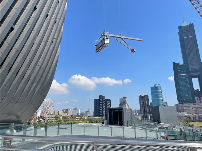 安装洗窗机如「哆啦A梦帮旅运中心装上竹蜻蜓！」。（高雄港务分公司提供／洪靖宜高雄传真）