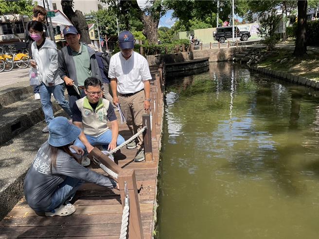 民进党籍高市议员林智鸿11日邀集高市府水利局及相关单位前往曹公圳沿岸会勘，盼以水圳环境治理为打造城市政策的核心，并提出以光影重现曹公圳的想法，打造曹公圳3.0计画。（洪浩轩摄）