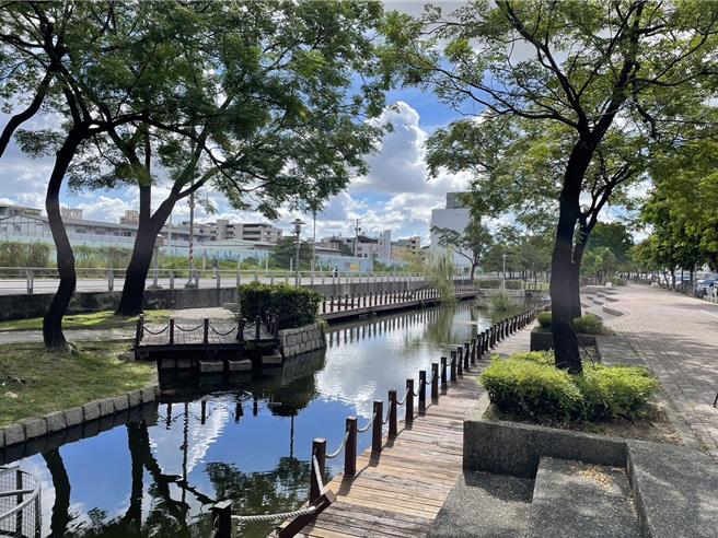 民进党籍高市议员林智鸿11日邀集高市府水利局及相关单位前往曹公圳沿岸会勘，盼以水圳环境治理为打造城市政策的核心，并提出以光影重现曹公圳的想法，打造曹公圳3.0计画。（洪浩轩摄）