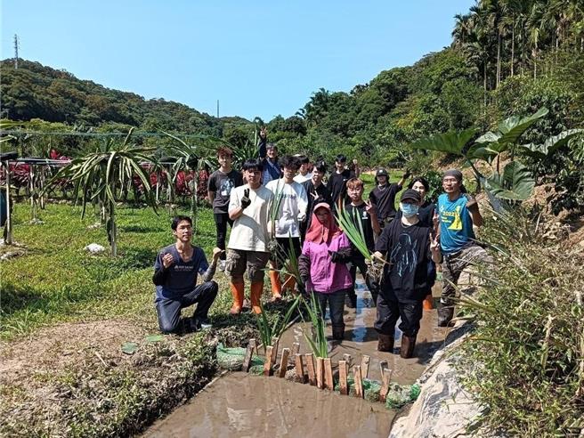 龍華科大USR計畫邀集社區民眾參與螢火蟲棲地復育，「螢」造美麗家園。（龍華科大提供）