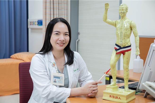 阳明交通大学医院中医科医师薛如妤表示，透过中药治疗，可从根本处理脾胃问题。（阳明交通大学医院提供／李忠一宜兰传真）