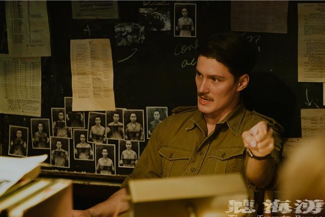 周厚安在《听海涌》接管战俘营后，企图从日本军官和臺籍战俘监视员中找出冷血屠杀案凶手。（公视提供）