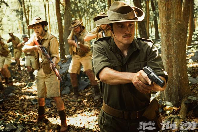 周厚安剧中带领澳洲军团在北婆罗洲寻找战俘营。（公视提供）