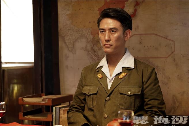 冢原大助饰演严厉管理战俘营的日本指挥官。（公视提供）