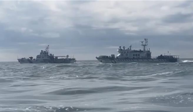 4艘大陆海警船今日上午再度编队侵扰金门南面海域，海巡艇立即趋前採取「1对1」进行监控。(图／海巡署提供)