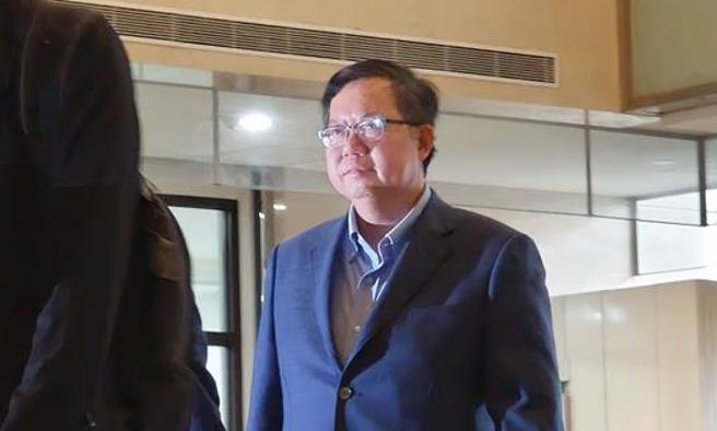 前桃園市長鄭文燦（右）涉收賄500萬元，桃園地方法院11日下午2時第3度開羈押庭，有別上次羈押庭遲到2分鐘，鄭文燦13時44分步入法院，面對媒體詢問有沒有信心交保，他神色凝重不發一語並未回應。（賴佑維攝）