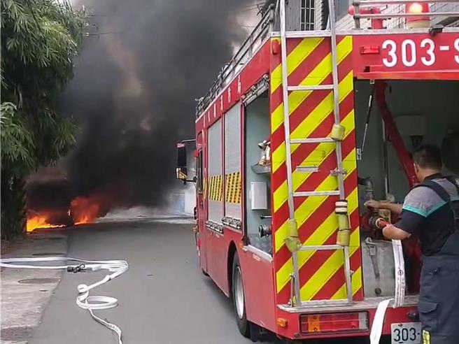 彰化市平安街11日近午發生火燒車事件，1輛停放路旁的轎車自燃，幸車內無人，火勢撲滅後，該車已成廢鐵。（民眾提供／孫英哲彰化傳真）