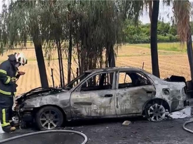 彰化市平安街11日近午發生火燒車事件，1輛停放路旁的轎車自燃，幸車內無人，火勢撲滅後，該車已成廢鐵。（民眾提供／孫英哲彰化傳真）