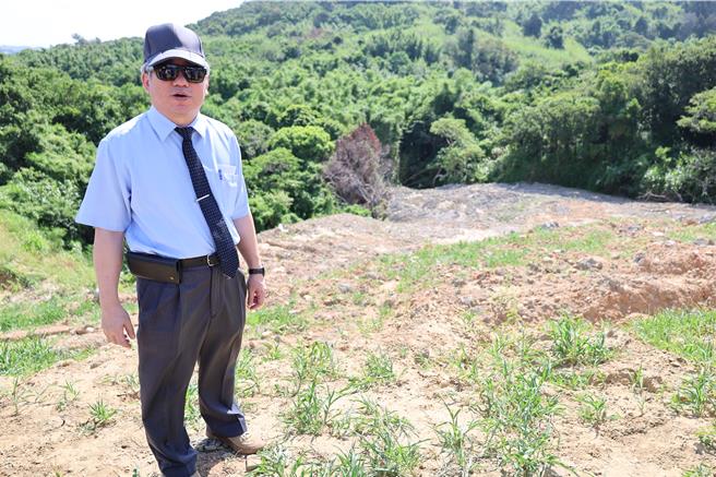后龙镇山区暗藏超大型非法弃土场，苗栗地检署检察长蔡宗熙亲赴现场勘查。（谢明俊摄）
