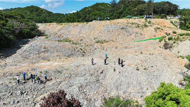 后龙镇山区暗藏超大型非法弃土场，深度约有20米。（读者提供／谢明俊苗栗传真）