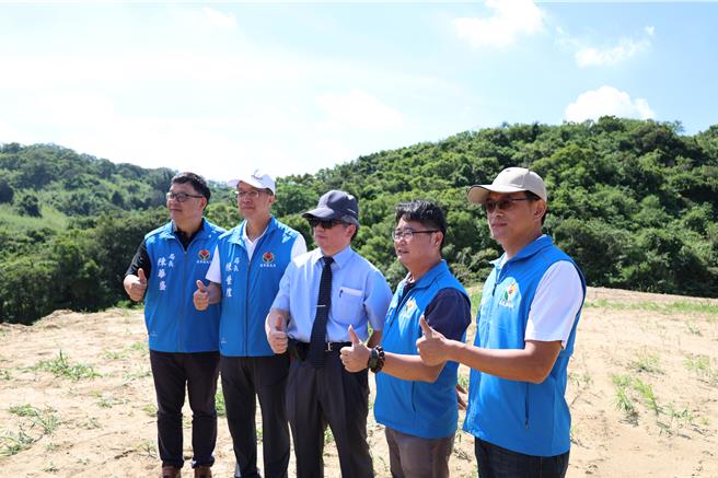 后龙镇山区暗藏超大型非法弃土场，苗栗地检署检察长蔡宗熙（中）邀集苗栗县政府警察局等单位首长亲赴现场勘查。（谢明俊摄）