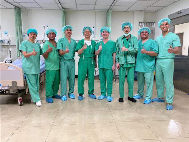 菲律賓醫師(右1和2)實際觀摩了由施顧問醫師(左4)、骨科謝天傑主任(右4)和汪家成醫師(右3)主刀的膝關節微創手術後，均表讚佩。（部苗醫院提供／李京昇苗栗傳真）
