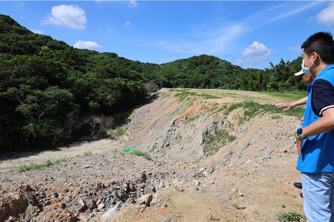 后龙镇山区暗藏超大型非法弃土场，弃土量达1万4千立方公尺。（谢明俊摄）
