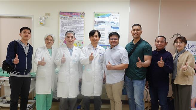 2名來自菲律賓醫學中心骨科部主治醫師(右3和4)，遠道前來部苗觀摩微創膝關節手術。（部苗醫院提供／李京昇苗栗傳真）