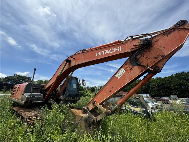 后龙镇山区暗藏超大型非法弃土场，检警搜索业者查扣挖土机。（读者提供／谢明俊苗栗传真）