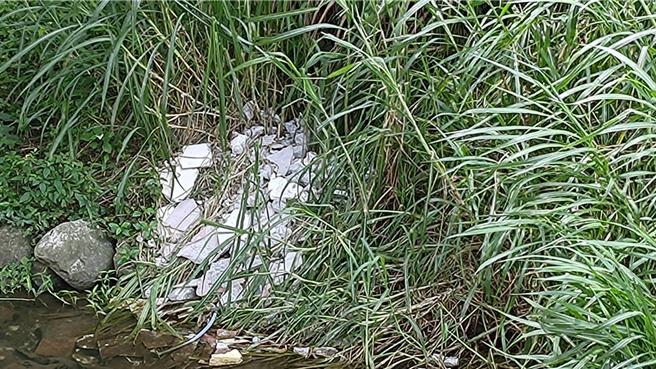 6月12日民眾反映升显桥下，遭丢弃装潢废弃物。（新北市议员郑宇恩办公室提供）