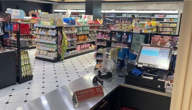 國道1號南下西螺服務區的新東陽賣場今天（11日）清晨4點多發生一名旅客33歲蔡姓男子持剪刀挾持女店員的突發事件。（周麗蘭攝）