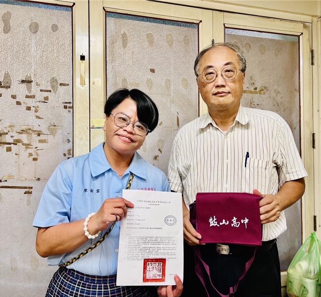 11日是高中的新生报到日，不过鼓山高中一名本该开心入学的邱姓女同学不幸因病辞世，令人难过，因此鼓山高中校长廖俞云、七贤国中校长邱元甫下午到邱生灵堂吊唁，并亲自将鼓山高中录取通知单送达家属。（高市教育局提供／杨舒婷高雄传真）
