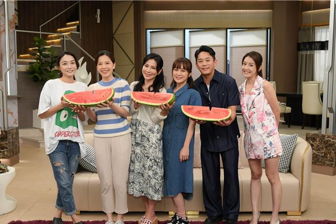 江祖平（左起）、廖苡喬、德馨、游詩璟、韓宜邦、郭亞棠吃西瓜慶功。（三立提供）