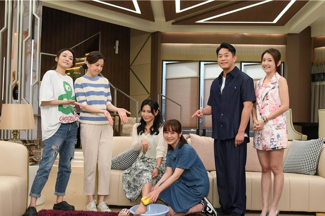 游詩璟（右三）重現劇中幫婆婆德馨洗腳橋段。（三立提供）