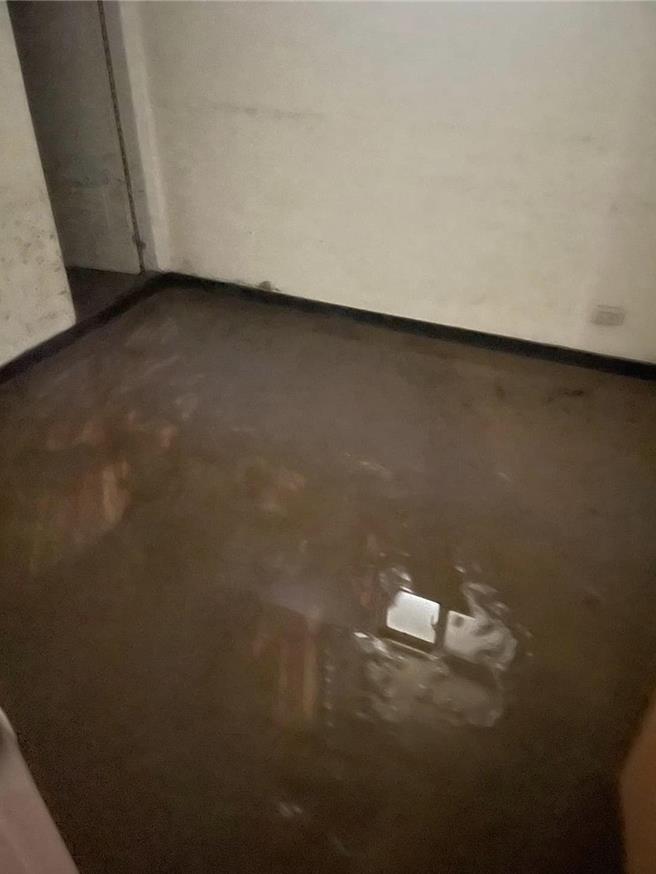 台北市10日下午雷雨导致信义区淹水成灾，有民眾地下室被淹没、家俱被冲掉且淹水一层楼高，令许多独居长辈十分无助。（台北市议员许淑华提供／刘彦宜台北传真）