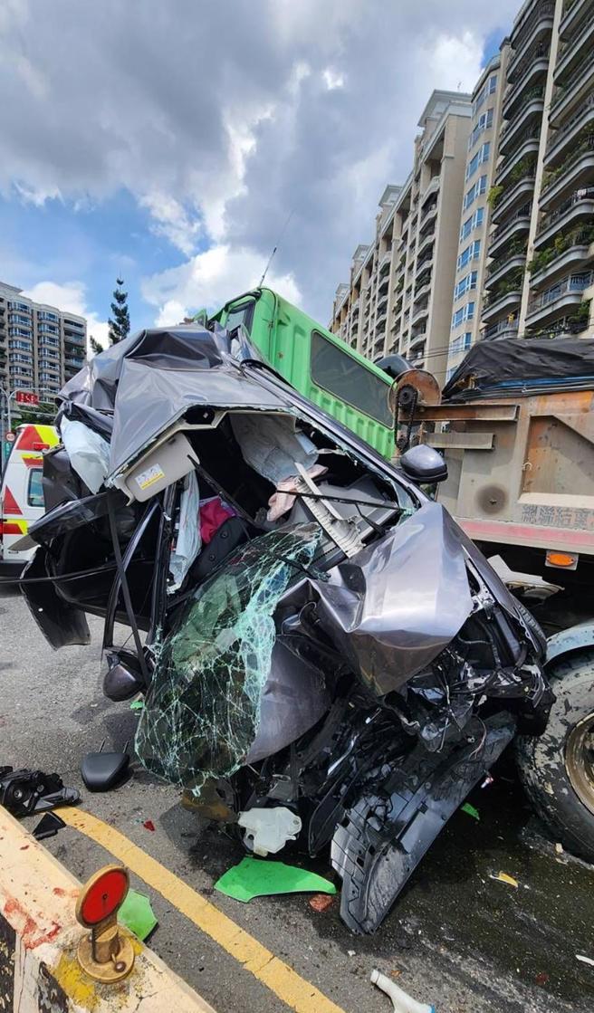 潘姓驾驶自行脱困，意识清醒，全身多处擦挫伤，被紧急送往新店慈济医院救治。（新店警分局提供）