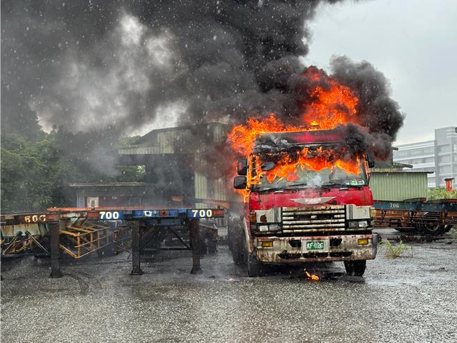 位於基隆市七堵區新台五路旁一處貨櫃場內，今日下午1時許，有輛閒置貨櫃車車頭突然冒出濃煙並起火，消防人員趕至現場布水線用消防泡沫滅火，順利將火勢撲滅。（基隆市消防局提供／徐佑昇基隆傳真）