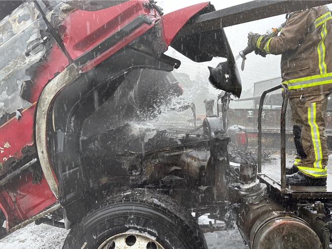 位於基隆市七堵區新台五路旁一處貨櫃場內，今日下午1時許，有輛閒置貨櫃車車頭突然冒出濃煙並起火，消防人員趕至現場布水線用消防泡沫滅火，順利將火勢撲滅。（基隆市消防局提供／徐佑昇基隆傳真）
