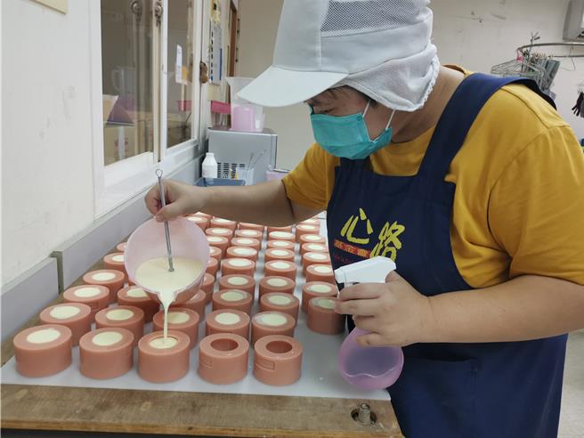 邀請市民朋友支持購買身障朋友親自製作的暖心手工皂。（社會局提供／林雅惠高雄傳真）