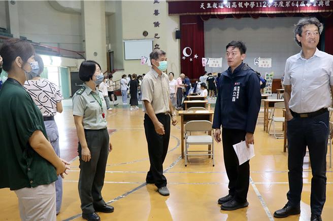 教育局長吳立森局長今天（11日）到考場學校道明中學關心試務準備狀況，也提醒考生記得提早出門，從容應試。（高市教育局提供／楊舒婷高雄傳真）