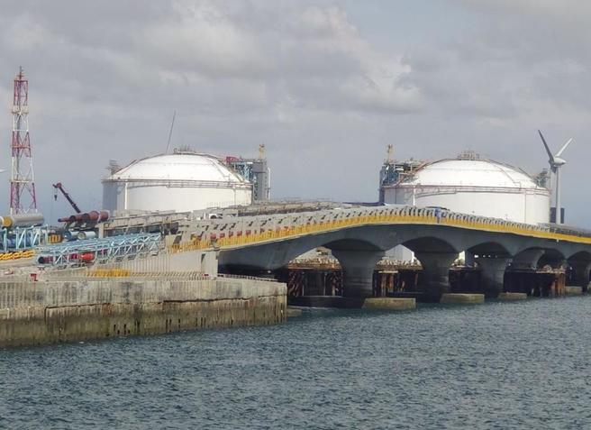 中油天然气第三接收站工程在6月底的进度为58.49％，预计明年3月底试运转供气。可以供大潭电厂7至9号机发电，每年发电200亿度，占台电7.5％。（本报资料照）