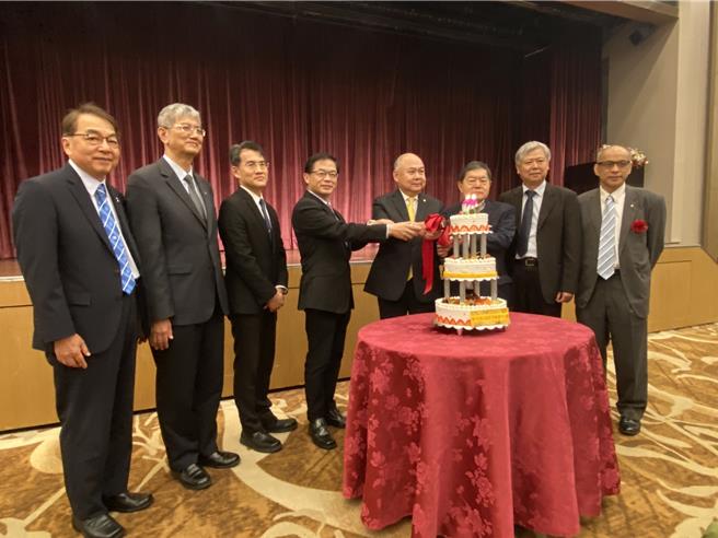 轮船公会全国联合会举行第70届航海节庆祝大会，各船公司都派代表出席，交通部长李孟谚（左4）感谢航运业帮助台湾走入世界。（陈佑诚摄）