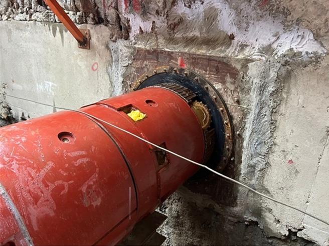 桃園市捷工局首度採取「管冪工法」，維持大圳排水灌溉，以及避免妨礙行車。（桃園市捷工局提供）