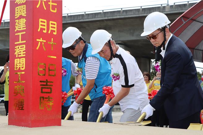 苗栗縣長鍾東錦等人持鏟動土。（李京昇攝）