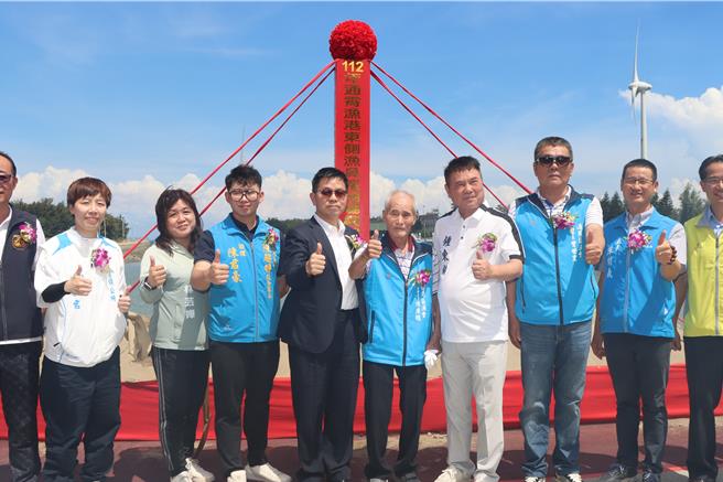 眾人期盼工程順利。（李京昇攝）